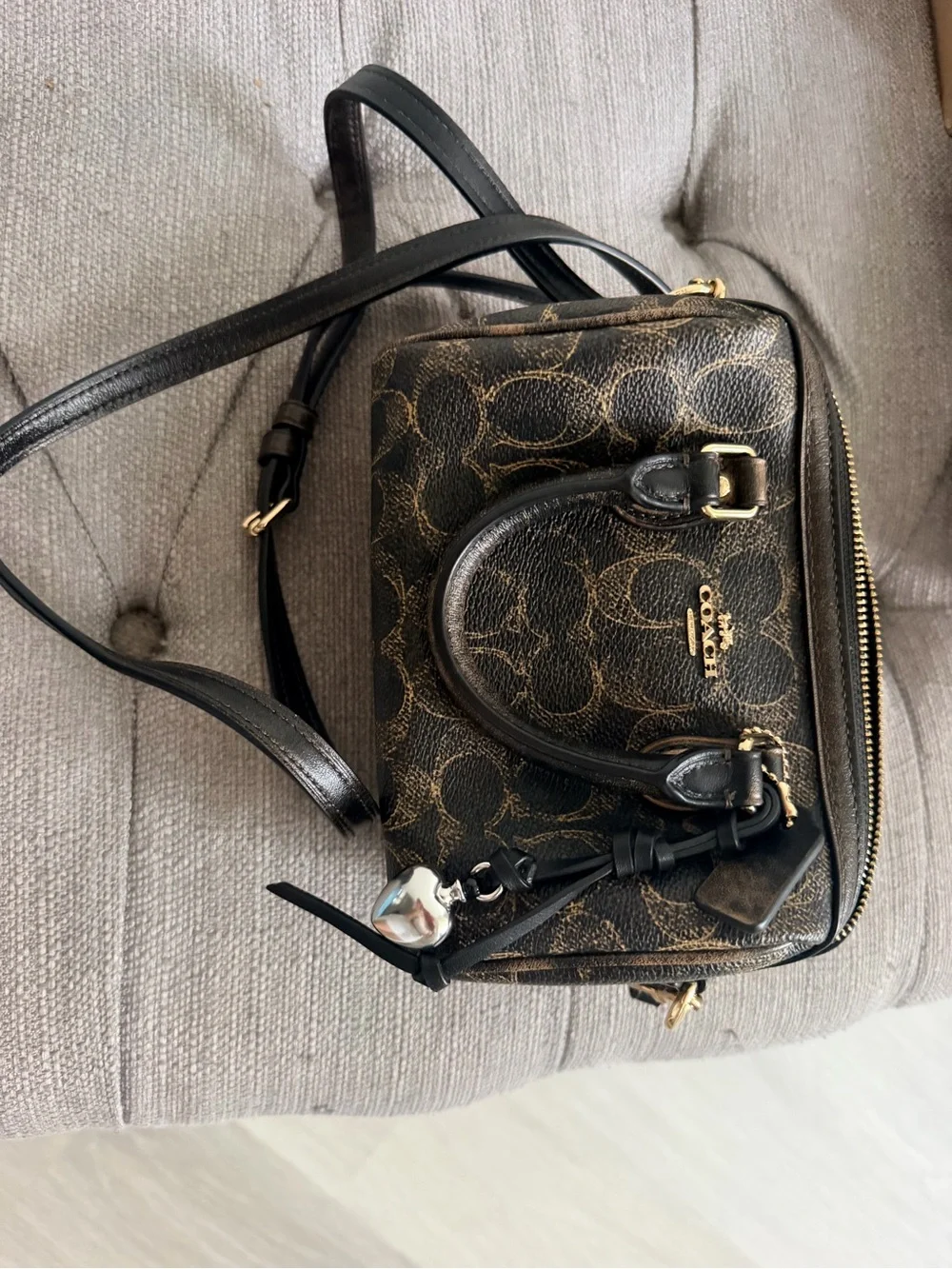 Coach ROWAN LOVE LEATHER  Signature  Crossbody with Heart Charm